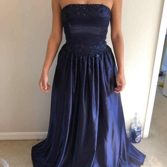 Formal dress - Picture 2 of 2